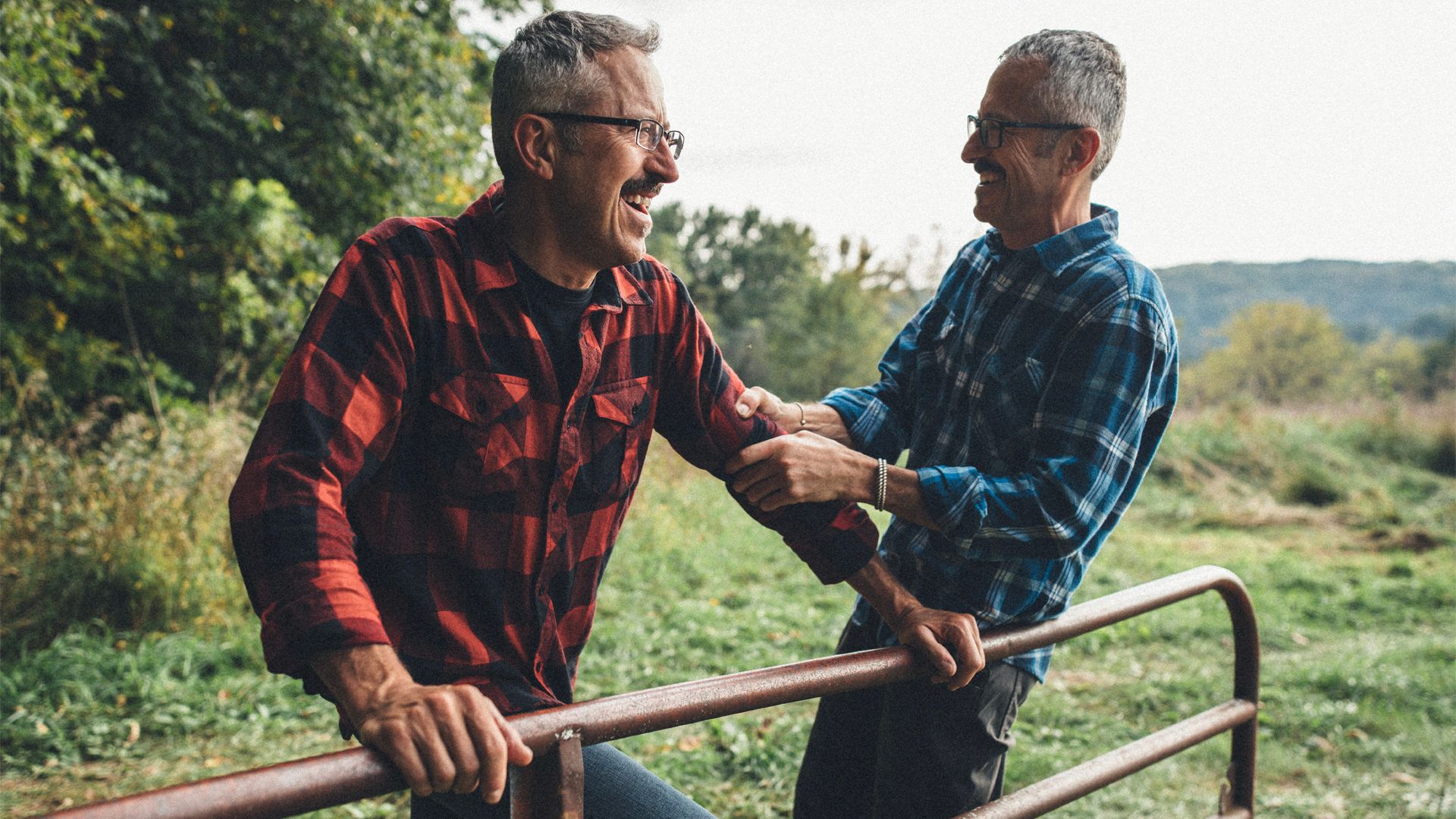 frères jumeaux souriant et riant dehors