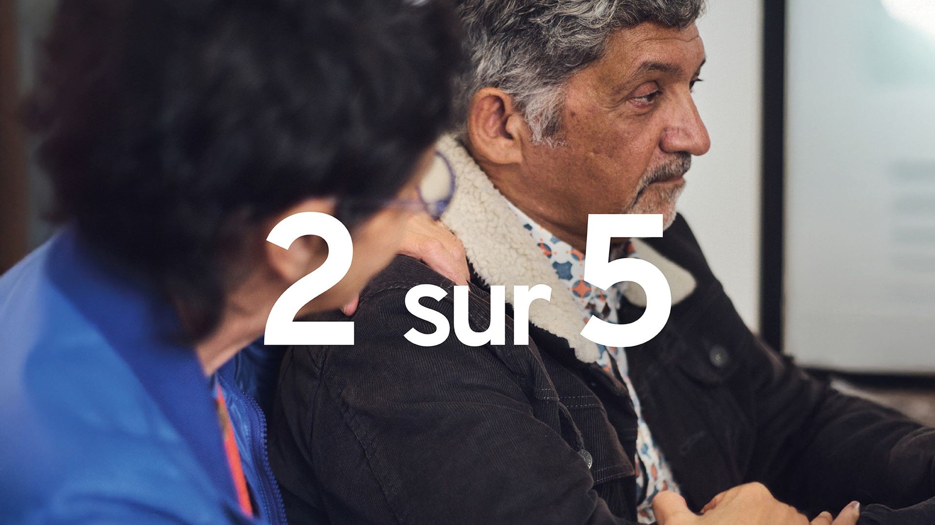 Dramatic photo of an elderly man receiving bad medical news while next to his spouse. The French words 2 sur 5.